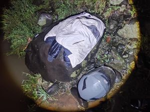 Pelaku Tawuran Loncat ke Sungai di Bogor, Helm-Jaket Ditinggal di Bebatuan Pelaku Tawuran Loncat ke Sungai di Bogor, Helm-Jaket Ditinggal di Bebatuan