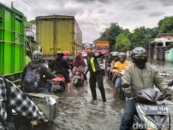 Jalur Pantura Rejoso Pasuruan Terendam Banjir, Lalu Lintas Dialihkan