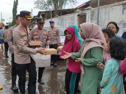 Polres Pasuruan Kota Salurkan Bantuan ke Korban Banjir di Rejoso