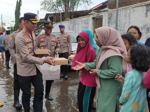 Polres Pasuruan Kota Salurkan Bantuan ke Korban Banjir di Rejoso Polres Pasuruan Kota Salurkan Bantuan ke Korban Banjir di Rejoso