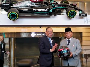 Helm Spesial Buat Presiden Prabowo dari Anwar Ibrahim