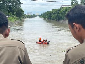 Jasad Pria Tua yang Hilang Ditemukan 600 Meter dari Pintu Air Sungai Jagir Jasad Pria Tua yang Hilang Ditemukan 600 Meter dari Pintu Air Sungai Jagir