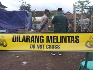 Polisi Ekshumasi Jasad Lansia Pacet yang Tewas Berlumur Darah Polisi Ekshumasi Jasad Lansia Pacet yang Tewas Berlumur Darah