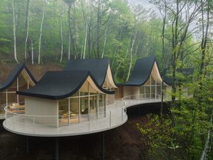 Ada Rumah Saling Bergandengan di Atas Bukit, Begini Wujudnya