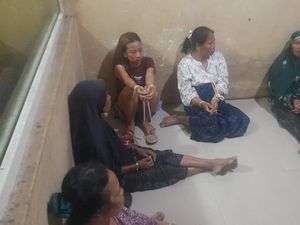 Polisi Lepas 5 Emak-emak yang Ditangkap Saat Gerebek Narkoba di Lombok Tengah Polisi Lepas 5 Emak-emak yang Ditangkap Saat Gerebek Narkoba di Lombok Tengah