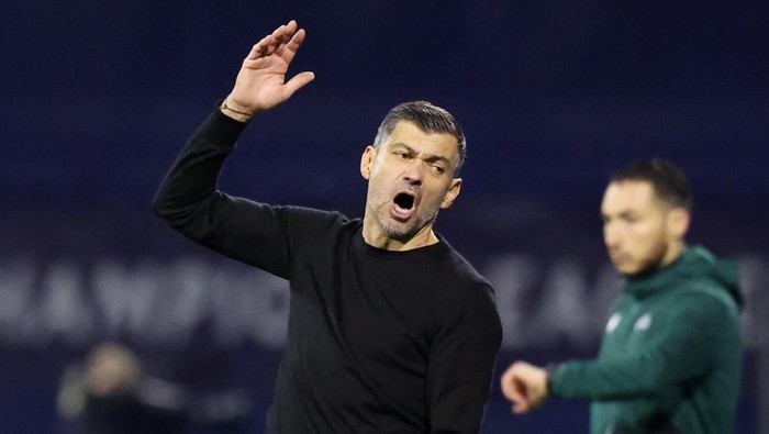 Soccer Football - Champions League - GNK Dinamo Zagreb v AC Milan - Stadion Maksimir, Zagreb, Croatia - January 29, 2025 AC Milan coach Sergio Conceicao reacts REUTERS/Antonio Bronic