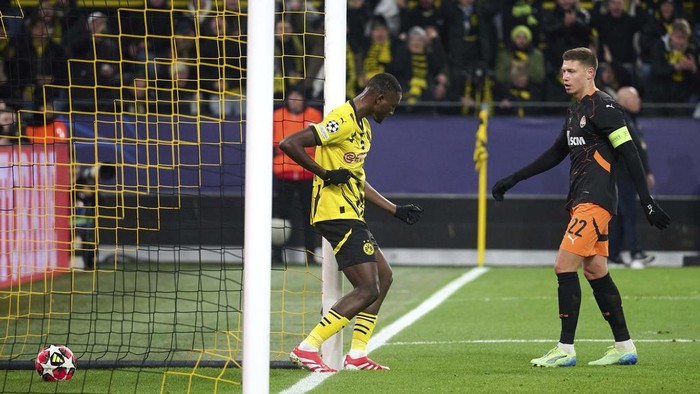 Dortmunds Serhou Guirassy, centre, celebrates after scoring the opening goal during the Champions League opening phase soccer match between Borussia Dortmund and Shakhtar Donetsk in Dortmund, Germany, Jan. 29, 2025. (Bernd Thissen/dpa via AP)
