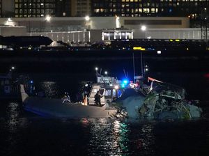 Tak Ada Korban Selamat Dalam Tabrakan American Airlines dan Black Hawk Tak Ada Korban Selamat Dalam Tabrakan American Airlines dan Black Hawk