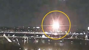 Pesawat Penumpang Tabrakan dengan Black Hawk di AS