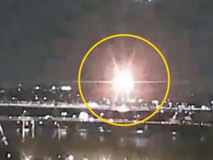 Video Detik-detik Mengerikan Pesawat American Airlines Tabrakan dengan Black Hawk Video Detik-detik Mengerikan Pesawat American Airlines Tabrakan dengan Black Hawk