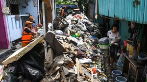 Terbawa Banjir, 2 Ton Sampah Numpuk di Pemukiman Cengkareng