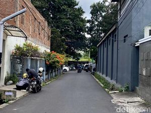 Wanita Ngamuk gegara Ditegur Nyetir Sambil Main Ponsel di Jalan Sempit