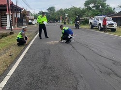 Pemotor Tewas Usai Jatuh dan Ditabrak Bus di Jalan Berlubang Wonogiri