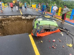Jembatan di Seram Bagian Timur Ambruk Saat Dilintasi Truk, Sopir Luka