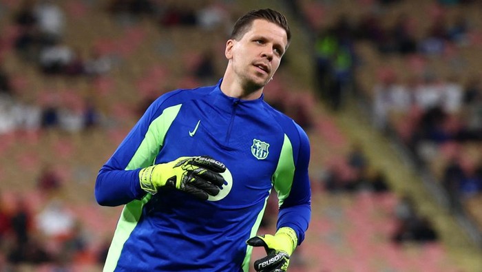Soccer Football - Spanish Super Cup - Semi Final - Athletic Bilbao v FC Barcelona - King Abdullah Sports City, Jeddah, Saudi Arabia - January 8, 2025 FC Barcelonas Wojciech Szczesny during the warm up before the match REUTERS/Pedro Nunes