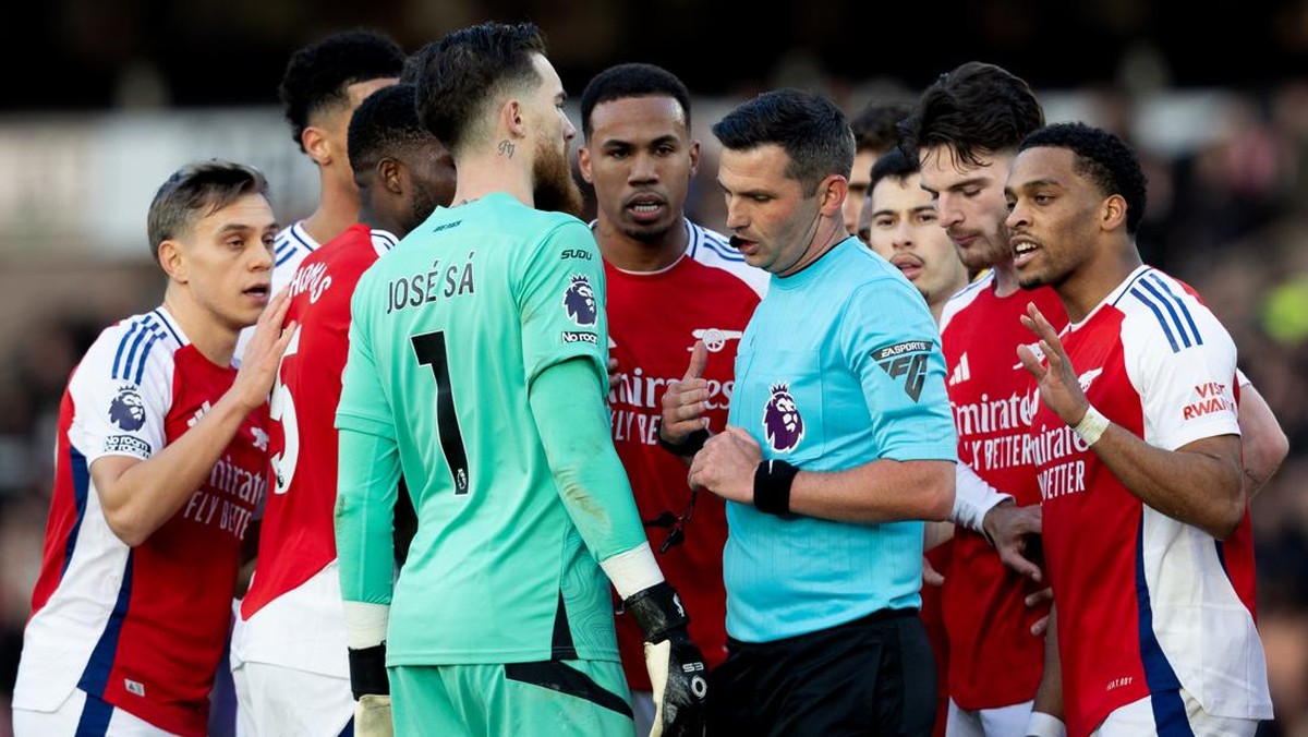 Pemain Arsenal mengerubungi wasit Michael Oliver di laga melawan Wolverhampton Wanderers akhir pekan lalu. (Foto: MB Media/Getty Images)