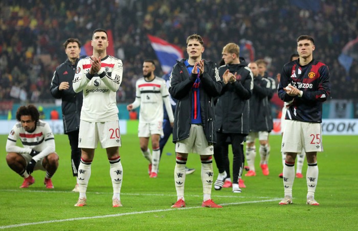 BUCHAREST, ROMANIA - JANUARY 30: Diogo Dalot, Alejandro Garnacho and Manuel Ugarte of Manchester United applaud the fans after the teams victory in the UEFA Europa League 2024/25 League Phase MD8 match between Fotbal Club FCSB and Manchester United at National Arena on January 30, 2025 in Bucharest, Romania. (Photo by Vasile Mihai-Antonio/Getty Images)