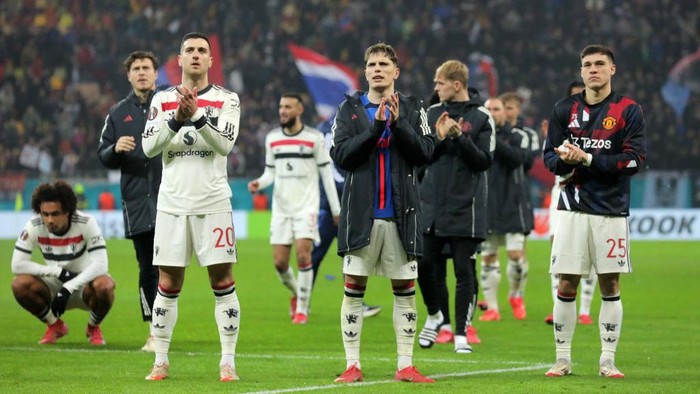 BUCHAREST, ROMANIA - JANUARY 30: Diogo Dalot, Alejandro Garnacho and Manuel Ugarte of Manchester United applaud the fans after the teams victory in the UEFA Europa League 2024/25 League Phase MD8 match between Fotbal Club FCSB and Manchester United at National Arena on January 30, 2025 in Bucharest, Romania. (Photo by Vasile Mihai-Antonio/Getty Images)