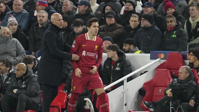 Liverpools Federico Chiesa enter on the pitch flanked by Liverpools manager Arne Slot during the Champions League, opening phase soccer match between Liverpool and Lille at Anfield Stadium, in Liverpool, England, Tuesday, Jan.21, 2025. (AP Photo/Jon Super)