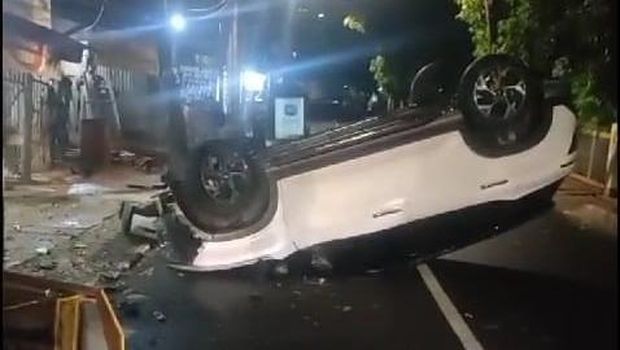 Artis FTV Larasati Nugroho kecelakaan sampai kendaraan beroda empat terbalik di Jaksel, pada Kamis (30/1/2025) dini hari. Seorang warga berjulukan Holik sempat mendengar bunyi kencang sebelum kendaraan beroda empat terbalik.