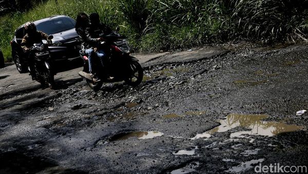 Awas! Jalan Gunung Sindur Arah Serpong Rusak