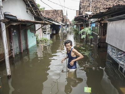 Banjir Setinggi Paha Rendam Permukiman di Pekalongan