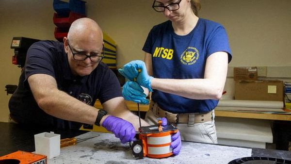 Kotak Hitam Pesawat yang Tabrakan dengan Black Hawk Ditemukan