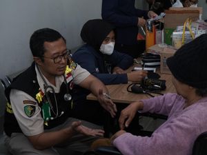 Polisi Beri Layanan Kesehatan kepada Warga Terdampak Banjir di Kalideres Polisi Beri Layanan Kesehatan kepada Warga Terdampak Banjir di Kalideres