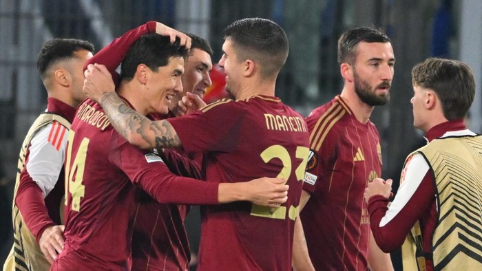 Romas Uzbek forward #14 Eldor Shomurodov celebrates with teammates after scoring his teams second goal during the EUFA Europa League football match between AS Roma and Eintracht Frankfurt at the Olympic stadium in Rome, on January 30, 2025. (Photo by Andreas SOLARO / AFP)