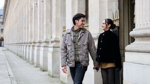 7 Foto Mesra El Rumi & Syifa Hadju di Eropa, Gandengan Hingga Pelukan