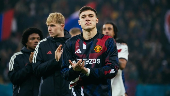 BUCHAREST, ROMANIA - JANUARY 30:  Manuel Ugarte of Manchester United applauds the fans at the end of the UEFA Europa League 2024/25 League Phase MD8 match between Fotbal Club FCSB and Manchester United at National Arena on January 30, 2025 in Bucharest, Romania. (Photo by Ash Donelon/Manchester United via Getty Images)
