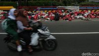 Jorok! Jembatan Penghubung Depok-Bogor Penuh Sampah