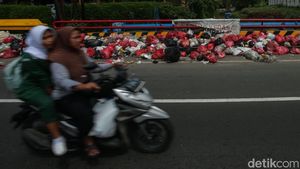Jorok! Jembatan Penghubung Depok-Bogor Penuh Sampah