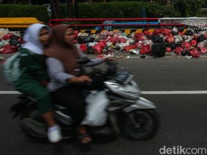 Jorok! Jembatan Penghubung Depok-Bogor Penuh Sampah