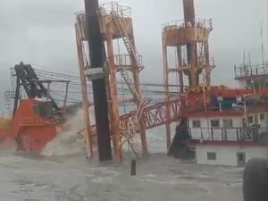 Detik-detik 3 Kapal Kandas di Perairan Semarang Detik-detik 3 Kapal Kandas di Perairan Semarang