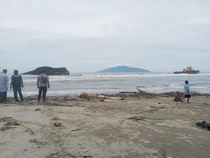 Dua Kapal Terdampar di Pantai Maurole Ende, ABK Diselamatkan Warga