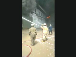 5 Mobil Damkar Berjibaku Padamkan Kebakaran Gudang di Dadap