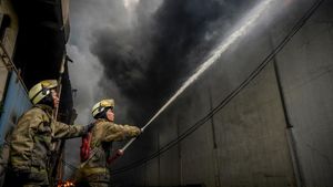 Gudang Mainan di Kosambi Terbakar, Asap Membubung