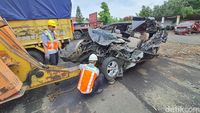 Penampakan Avanza Tabrak Truk di Tol Jombang Tewaskan 2 Pegawai Dinsos
