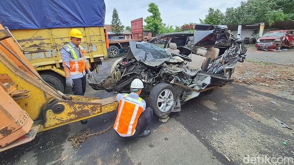 Penampakan Avanza Tabrak Truk di Tol Jombang Tewaskan 2 Pegawai Dinsos