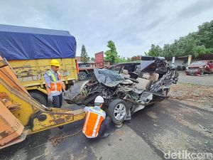 Penampakan Avanza Tabrak Truk di Tol Jombang Tewaskan 2 Pegawai Dinsos