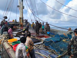 KKP Amankan 2 Kapal yang Langgar Ketentuan Alat Penangkap Ikan KKP Amankan 2 Kapal yang Langgar Ketentuan Alat Penangkap Ikan