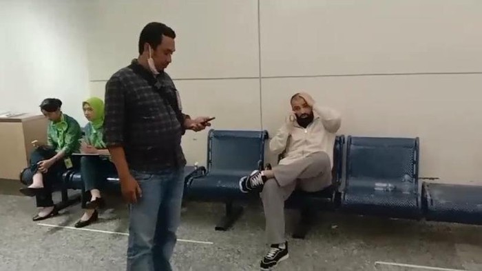 Khasan Askhabov, lelaki yang disebut-sebut bos geng Rusia perampok WN Ukraina di Bali, di saat ditangkap di Bandara Ngurah Rai. Khasan Askhabov, lelaki yang disebut-sebut bos geng Rusia perampok WN Ukraina di Bali, di saat ditangkap di Bandara Ngurah Rai.