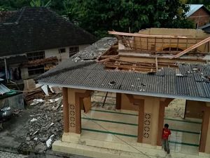 Atap Masjid Tibbissalam Lombok Timur Roboh, Salat Berjemaah Ditiadakan Atap Masjid Tibbissalam Lombok Timur Roboh, Salat Berjemaah Ditiadakan