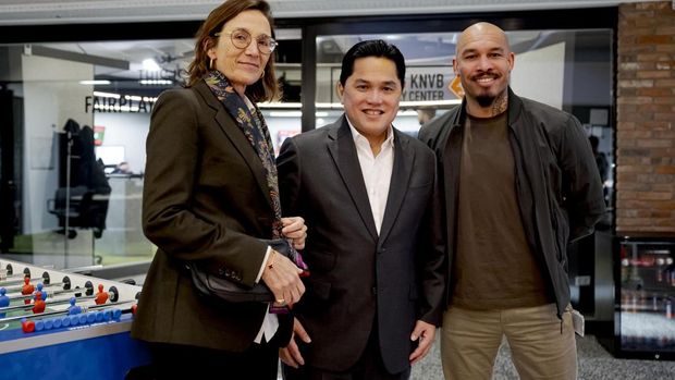 Ketua Umum PSSI Erick Thohir bersama Direktur Teknik KNVB Nigel De Jong dan Direktur Sepak Bola Profesional KNVB Marianne van Leeuwen di KNVB Campus di Zeist, Belanda. (KNVB)