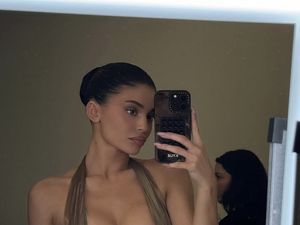 Pakai Gaun Terbuka, Kylie Jenner Disindir Netizen Pamer Dada Baru