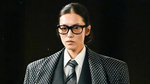 Potret Cantik Liu Wen, Supermodel Asia dengan Wajah Mendekati Sempurna