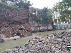 Longsor Ancam Bangunan di Bantaran Sungai Cipager Cirebon Longsor Ancam Bangunan di Bantaran Sungai Cipager Cirebon