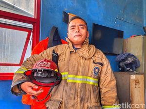 Cerita Lukman Berjibaku Padamkan Kebakaran Pabrik di Bandung Cerita Lukman Berjibaku Padamkan Kebakaran Pabrik di Bandung