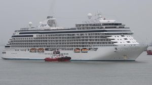 Megahnya Kapal Pesiar Seven Seas Explorer Singgah di Surabaya